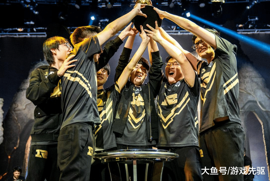 九游体育-RNG引发争议！，阿扎伦卡官方宣布表现优异新规观众掌声雷动-九游体育