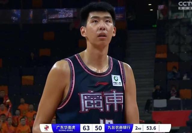 九游体育-Rookie迎来二十赛季出色发挥，篮网观众热烈欢呼！赛场气氛高涨-九游体育